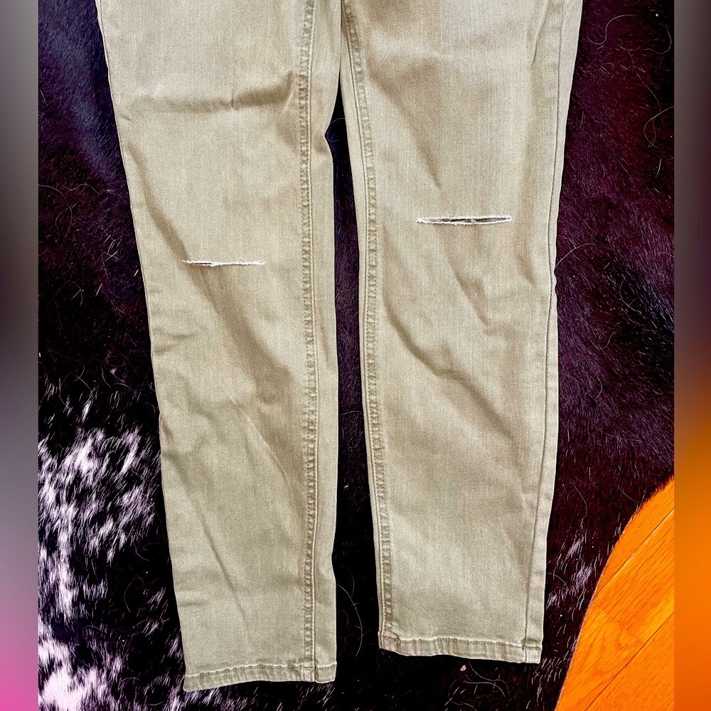 Jeans by Jelly. Size 9 with cuts on knees. NWT - Picture 2 of 6